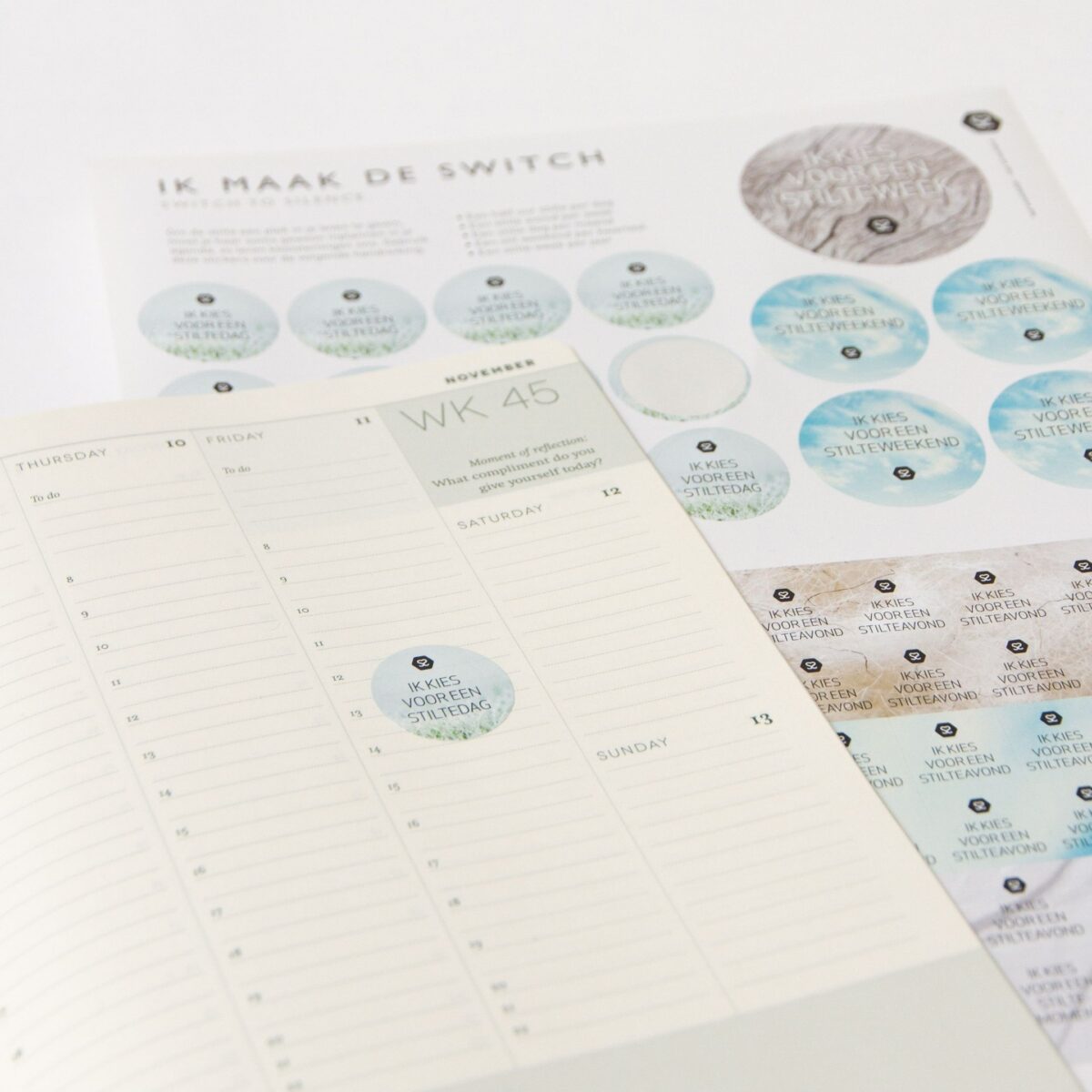 Essencio_Stil_magazine_glossy_stilte_onthaasting_rust_stickersvel_agenda Essencio_Stil_magazine_glossy_stilte_onthaasting_rust_stickersvel_agenda