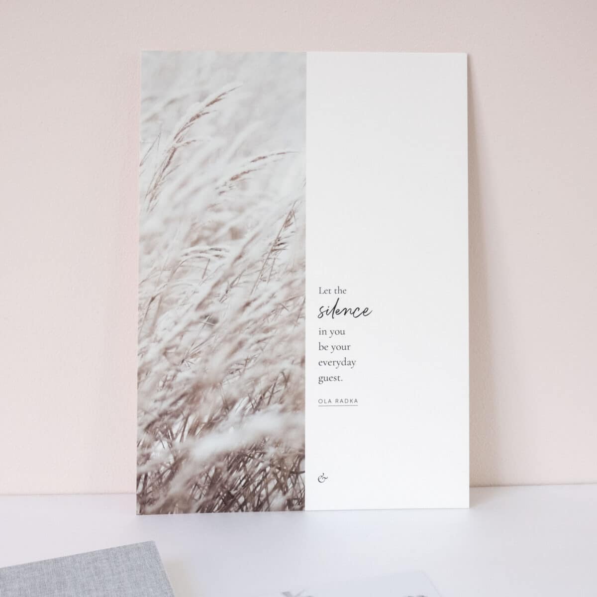 Essencio - Poster A4 Notes To Live By - Let the silence in you be your everyday guest - inspiratie poster over stilte stil zijn affirmatie poster Essencio - Poster A4 Notes To Live By - Let the silence in you be your everyday guest - inspiratie poster over stilte stil zijn affirmatie poster