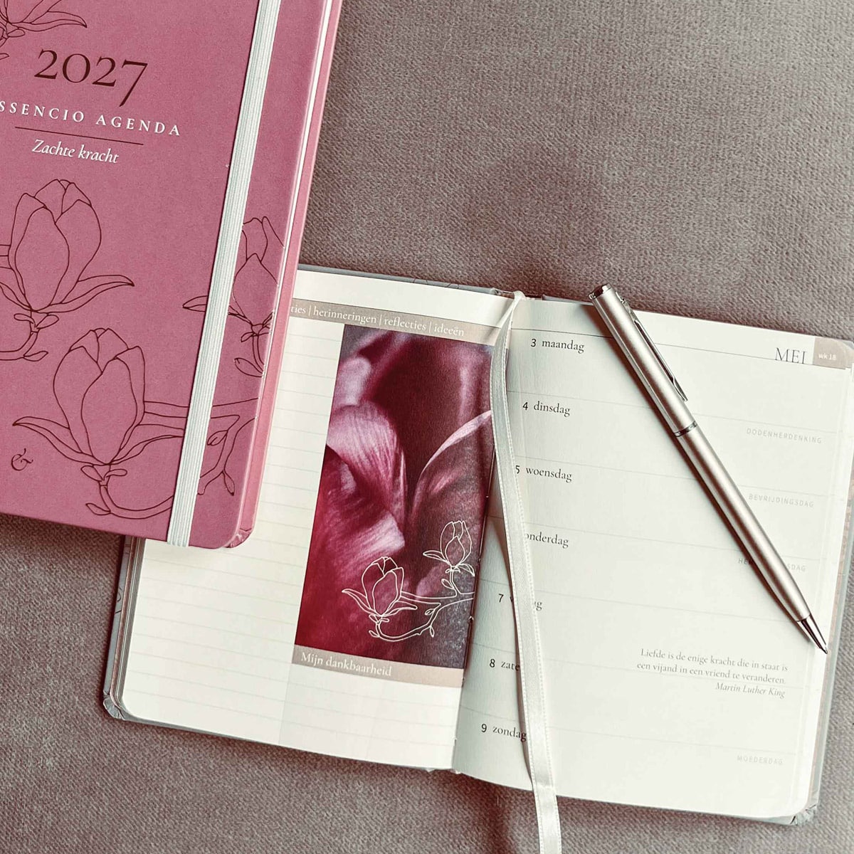 Essencio Agenda Familieplanner 2027 A5 en A6_©EssencioBrands_Essencio_0002_Laag 20 Familieplanner 2027 A5 en A6