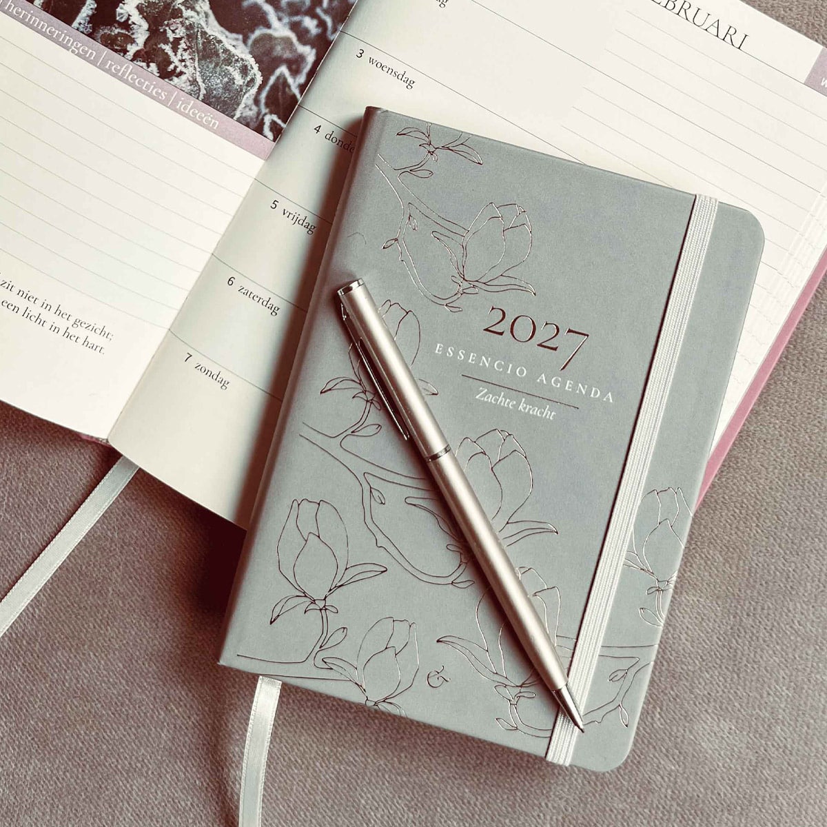 Essencio Agenda Familieplanner 2027 A5 en A6_©EssencioBrands_Essencio_0005_Laag 17 Familieplanner 2027 A5 en A6